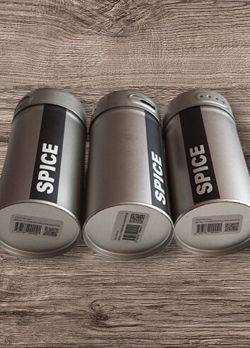 Diğer 3 Adet Metal Baharatlık. Üst tarafı şeffaftır. Çevirerek küçük v