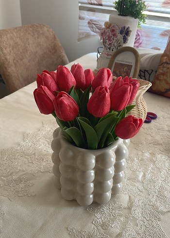Krem Rengi Kabartmalı Vazo