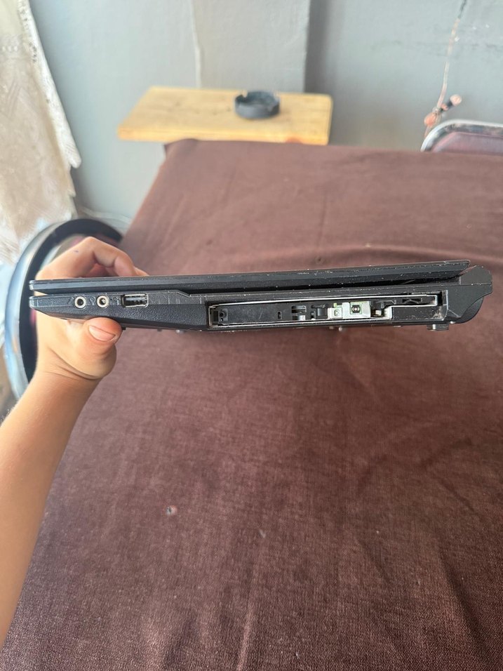 Siyah İnce Dizüstü Bilgisayar - Görsel 3