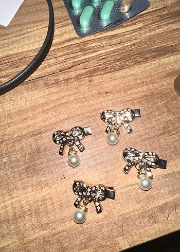 Pullu Fiyonk İnci Detaylı Toka Seti - Görsel 2