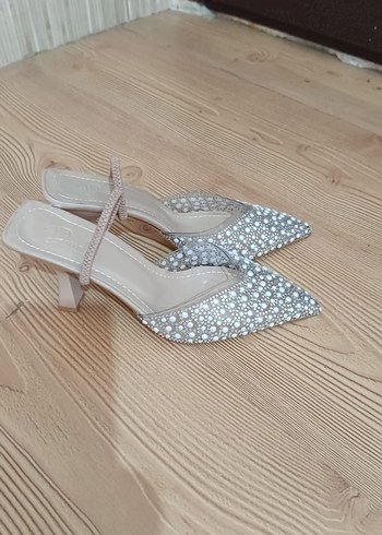İnci İşlemeli Beyaz Stiletto Abiye Ayakkabı