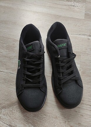 Siyah spor ayakkabı 