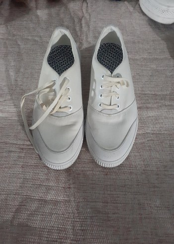 Beyaz Minimalist Kadın Spor Ayakkabı