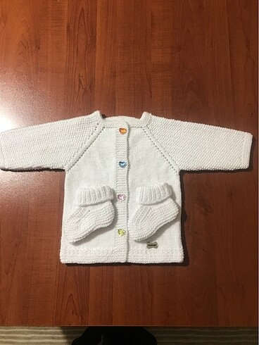 El örgüsü bebek hırkası ve patiği.