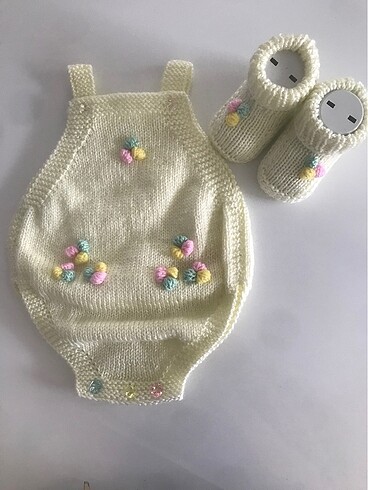 El örgüsü bebek tulumu ve patiği