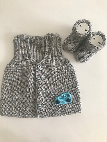 El örgüsü bebek yeleği ve patiği