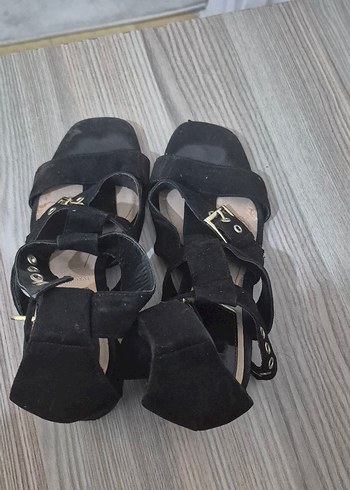 Stradivarius Siyah Süet Tokalı Dolgu Topuklu Kadın Sandalet