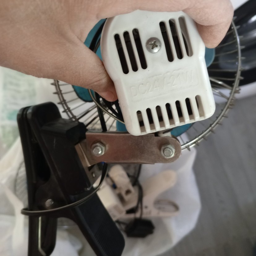 Mavi ve Gri Masaüstü Mandallı Vantilatör - Görsel 2