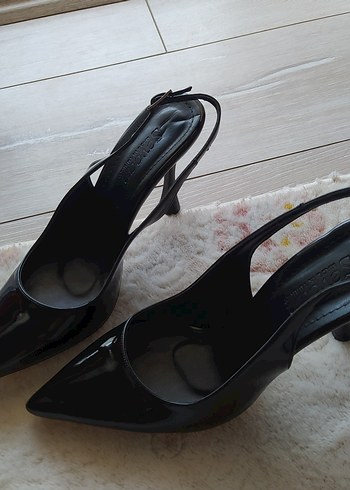 Klasik Siyah Rugan Stiletto Tokalı Kadın Ayakkabı