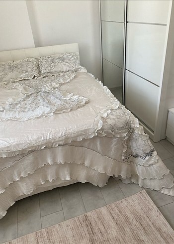 Nakışlı Beyaz Gri Yatak Örtüsü - Görsel 2