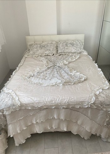 Nakışlı Beyaz Gri Yatak Örtüsü - Görsel 3