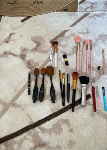 Beyaz ve renkli makyaj fırça seti - Görsel 10