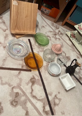 Çeşitli Renklerde Tabak ve Mutfak Gereçleri - Görsel 2