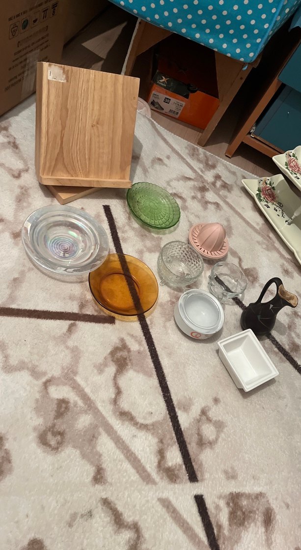 Çeşitli Renklerde Tabak ve Mutfak Gereçleri - Görsel 2