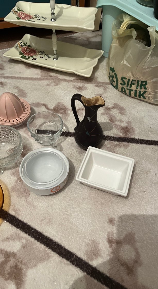 Çeşitli Renklerde Tabak ve Mutfak Gereçleri - Görsel 3