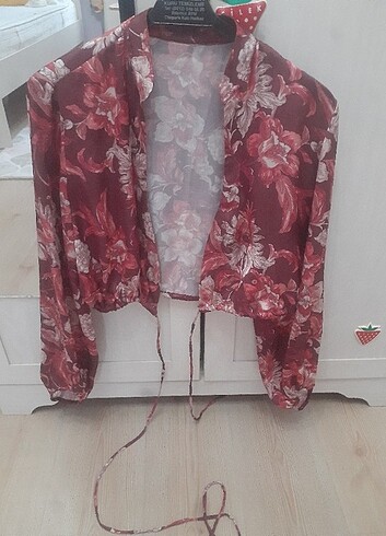 Kırmızı çiçekli kimono