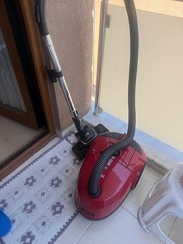 Kırmızı elektrikli süpürge