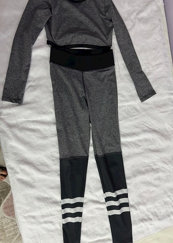 Gri Kadın Uzun Kollu Kısa Üst ve Siyah Çizgili Tayt - Görsel 3