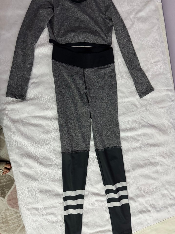 Gri Kadın Uzun Kollu Kısa Üst ve Siyah Çizgili Tayt - Görsel 3