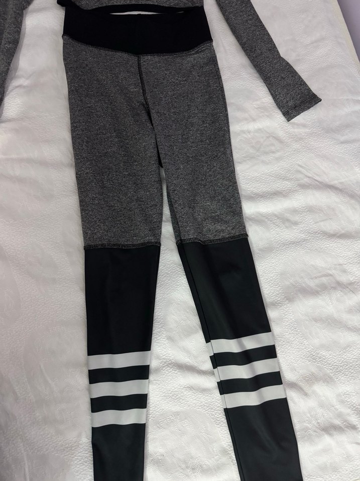 Gri Kadın Uzun Kollu Kısa Üst ve Siyah Çizgili Tayt - Görsel 5