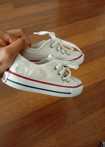 Beyaz çocuk converse