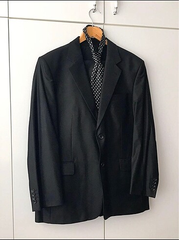 Siyah parlak kumaş takım elbise +1kravat