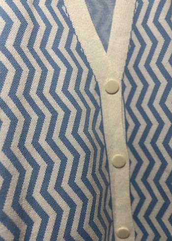 Düğmeli V Yakalı  Hırka - Görsel 2