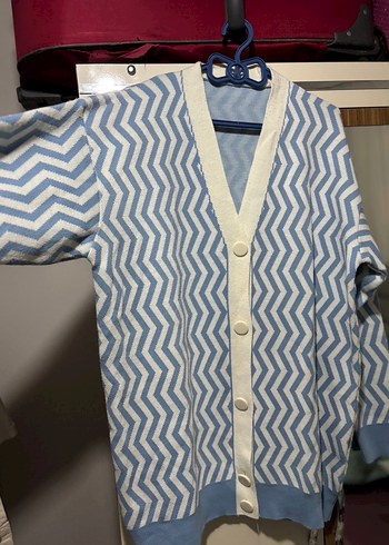 Düğmeli V Yakalı  Hırka - Görsel 4