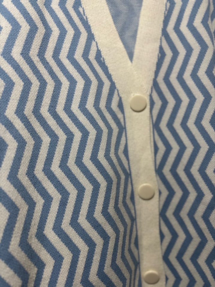 Düğmeli V Yakalı  Hırka - Görsel 2