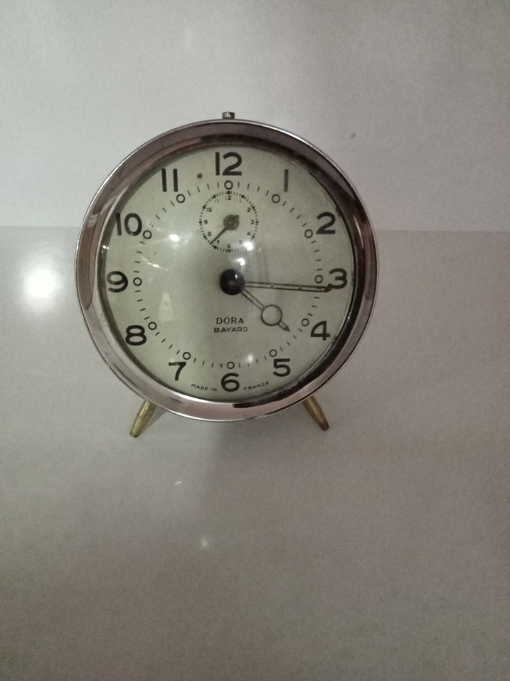 Beyaz ve Gri Masa Saati Dora Bayard - Görsel 2