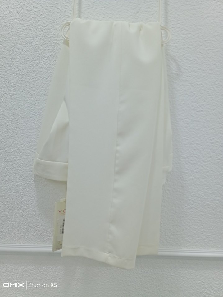 Düğmeli Beyaz Mini Kadın Kumaş Pantolon - Görsel 3