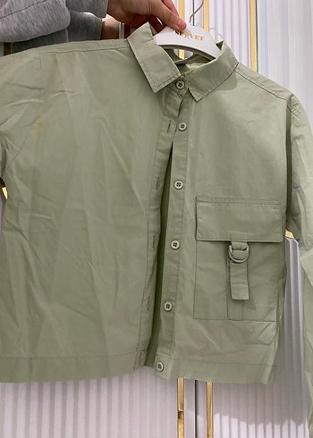 Düğmeli  Kısa Kesim Haki Gömlek - Görsel 4