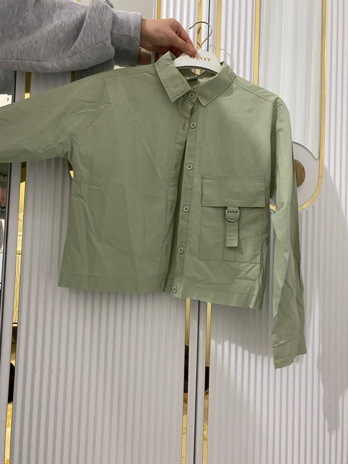 Düğmeli  Kısa Kesim Haki Gömlek - Görsel 3