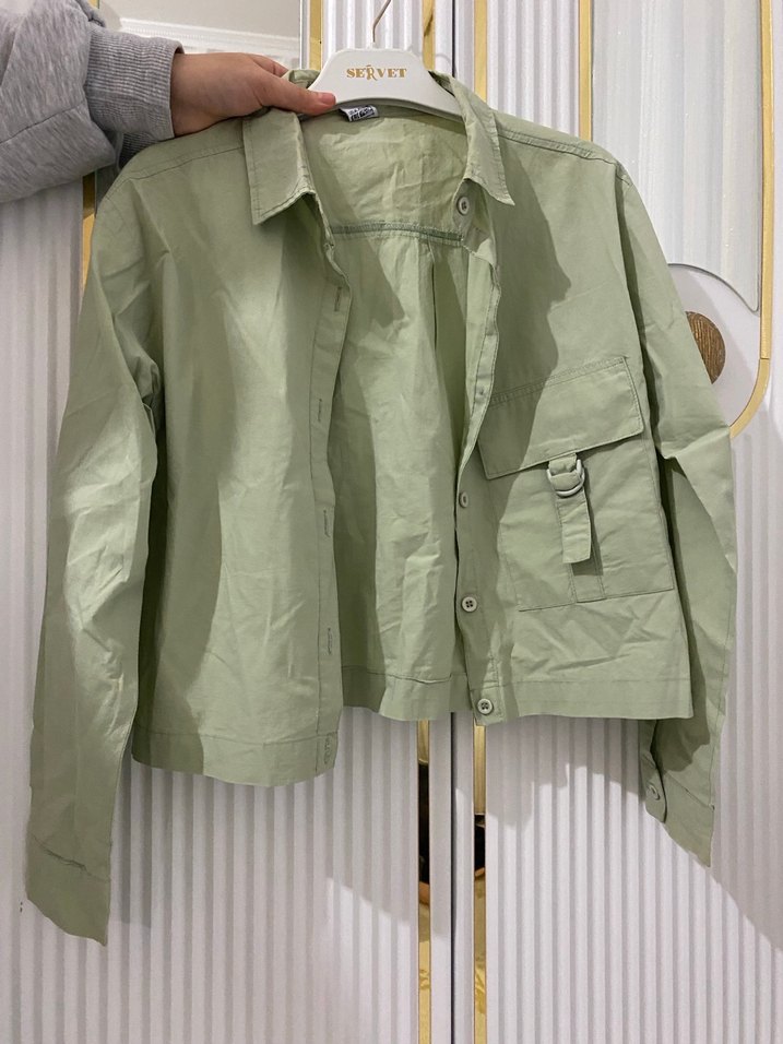 Düğmeli  Kısa Kesim Haki Gömlek - Görsel 2