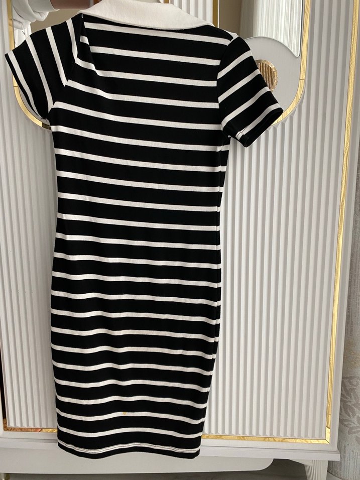 Kısa Kollu Siyah Beyaz Çizgili Midi Elbise - Görsel 2