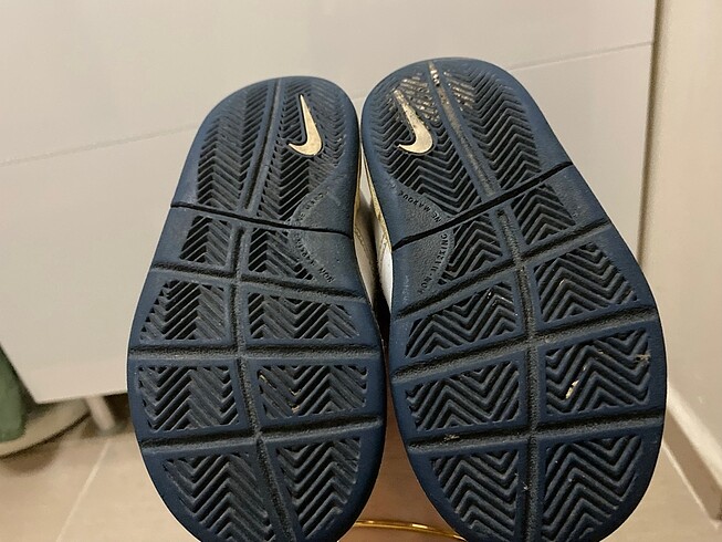 28 Beden beyaz Renk Nike spor ayakkabı