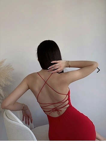 Kırmızı sırtı ipli elbise 