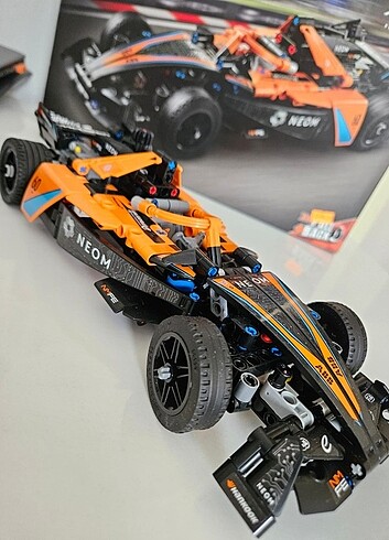 Diğer LEGO Neon McLaren Formula E Team