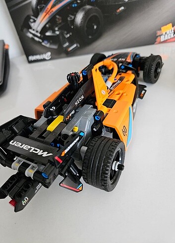 LEGO Neon McLaren Formula E Team - Görsel 9