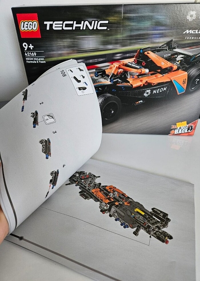 LEGO Neon McLaren Formula E Team - Görsel 3