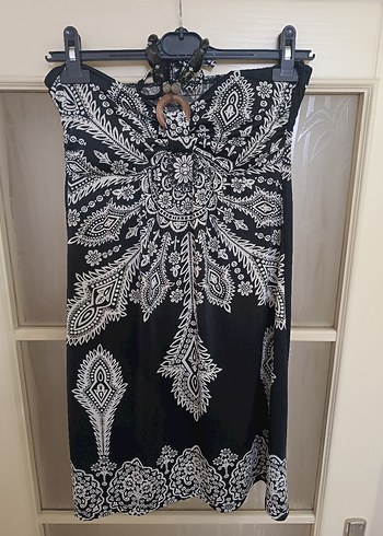Siyah beyaz ,boyundan bağlamalı elbise