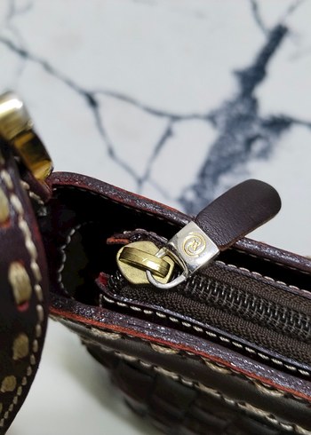 VAKKO Kahverengi Deri Kare Desenli Kadın Çanta - Görsel 7