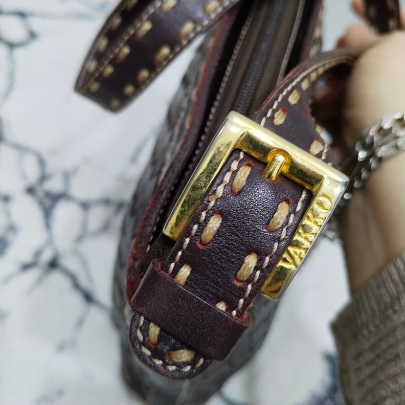 VAKKO Kahverengi Deri Kare Desenli Kadın Çanta - Görsel 4