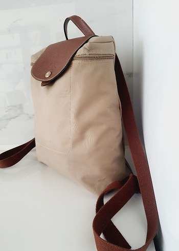 Longchamp Bej Süet Minimalist Sırt Çantası. önde çok az leke var