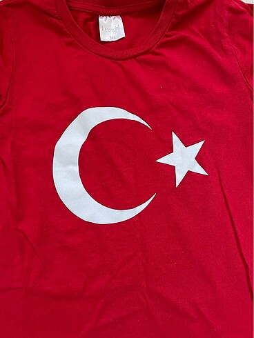 Kırmızı bayraklı tişört