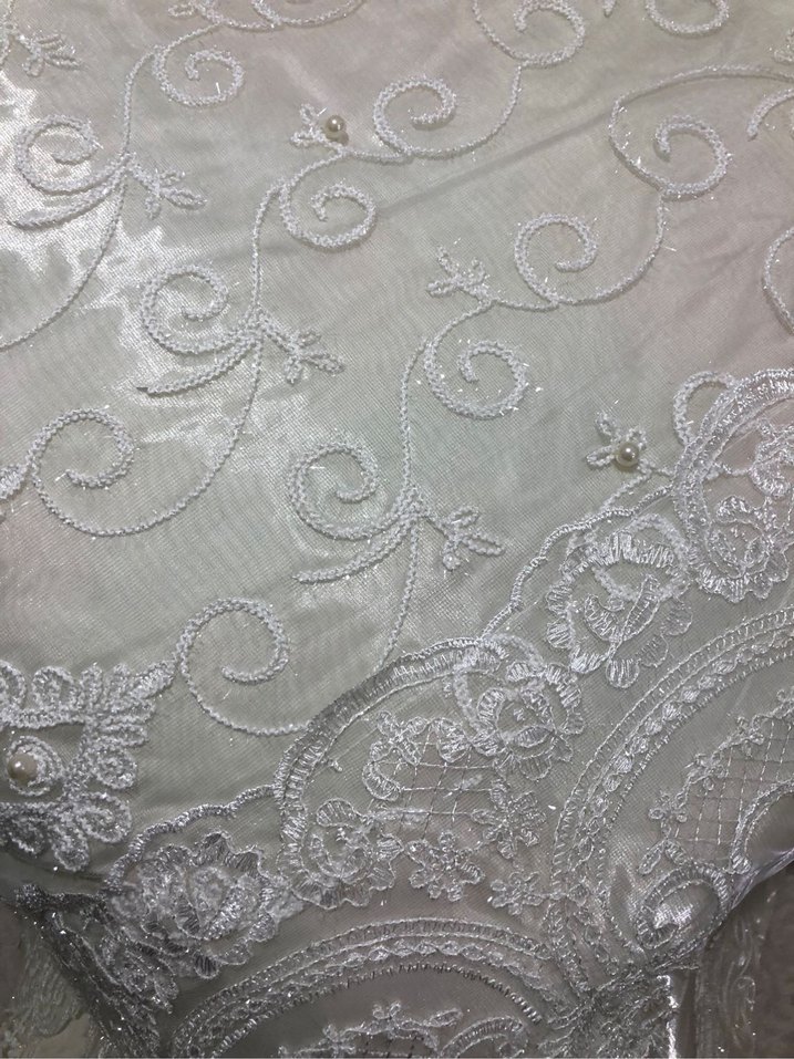 İşlemeli Parlak Beyaz Yatak Örtüsü - Görsel 2