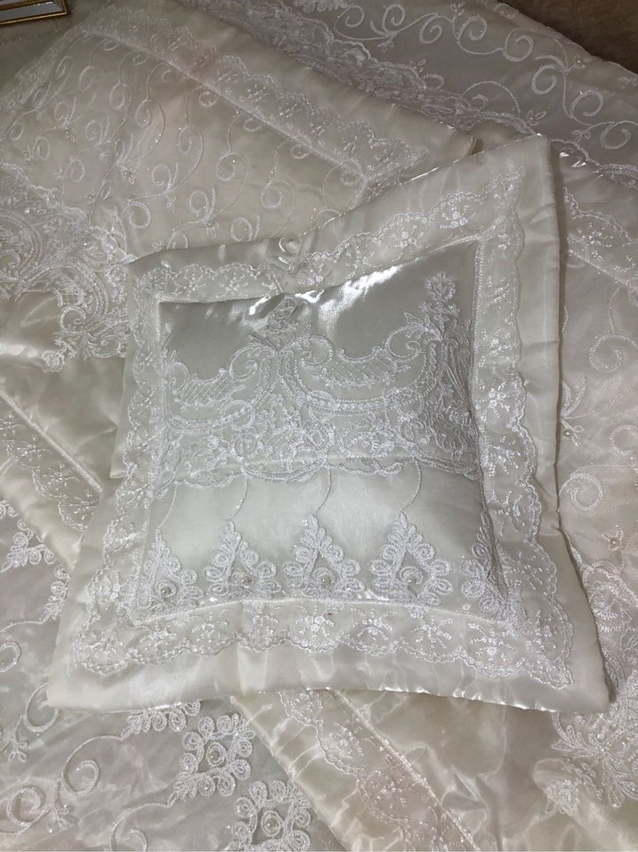 İşlemeli Parlak Beyaz Yatak Örtüsü - Görsel 3