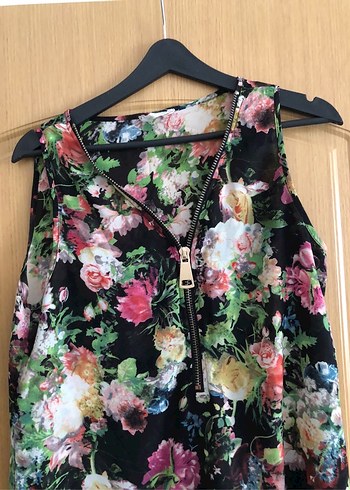 Çiçek Desenli V Yaka Kolsuz Bluz - Görsel 2