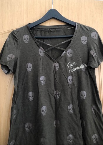 Gri V Yaka Kafatası Desenli Kadın Tişört - Görsel 2