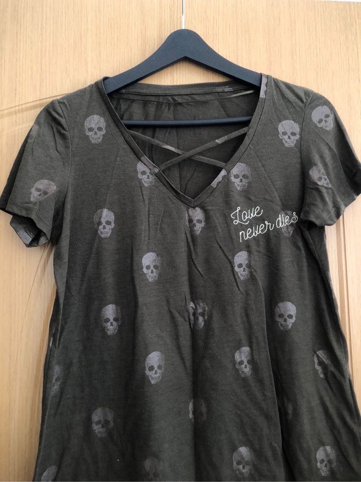 Gri V Yaka Kafatası Desenli Kadın Tişört - Görsel 2